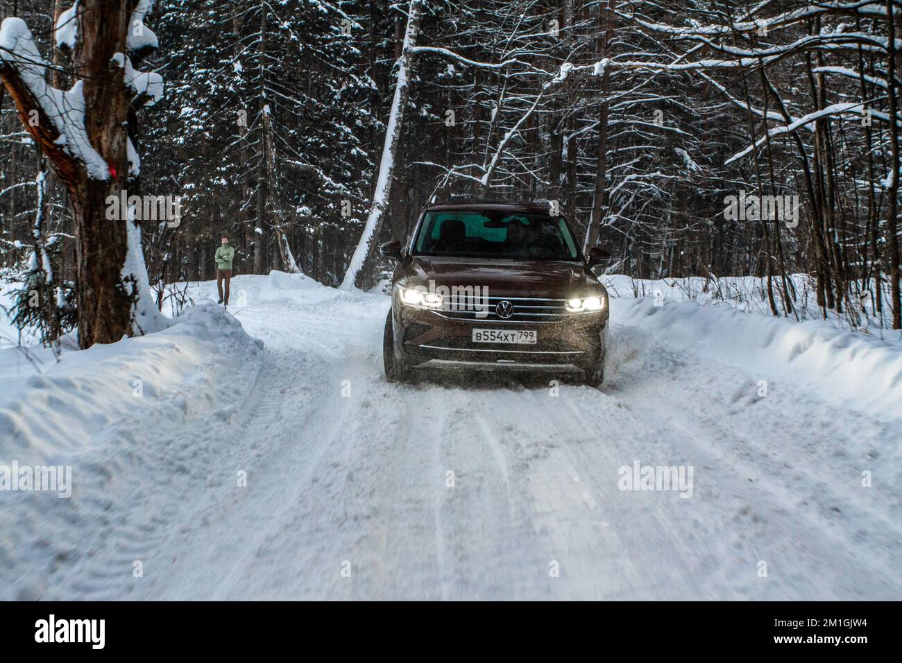 MOSCOU, RUSSIE - 22 JANVIER 2022. Volkswagen Tiguan (AD1) 4MOTION. Un vus multisegment moderne et subcompact. Volkswagen Tiguan en mouvement. Volkswagen A. Banque D'Images MOSCOU, RUSSIE - 22 JANVIER 2022. Volkswagen Tiguan (AD1) 4MOTION. Un vus multisegment moderne et subcompact. Volkswagen Tiguan en mouvement. Volkswagen A. Banque D'Images