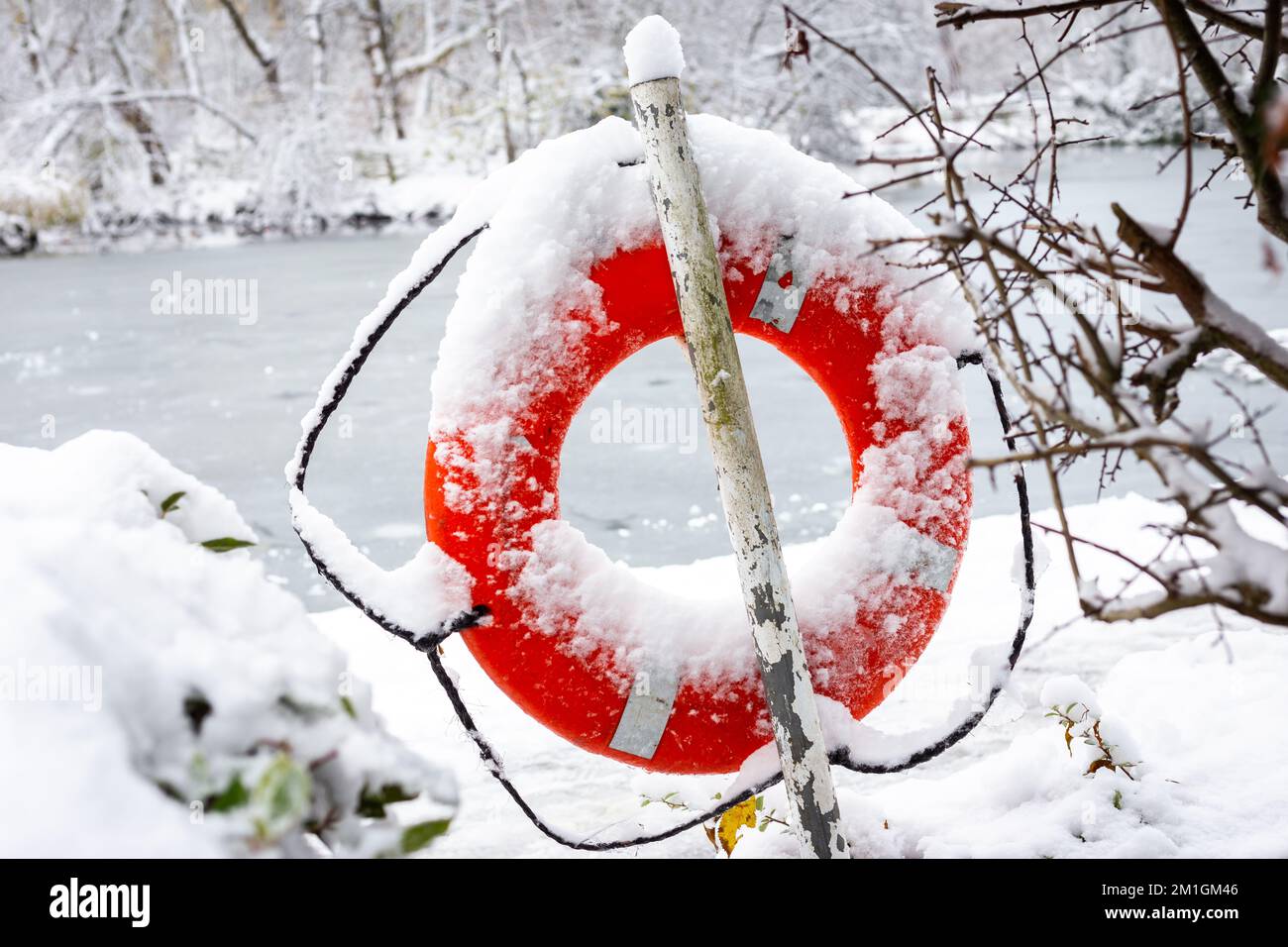 Lifebouy dans la neige épaisse près de l'étang dans Alexander Palace.prêt et rouge vif avec accessibilité en cas d'urgence ou d'accident Banque D'Images