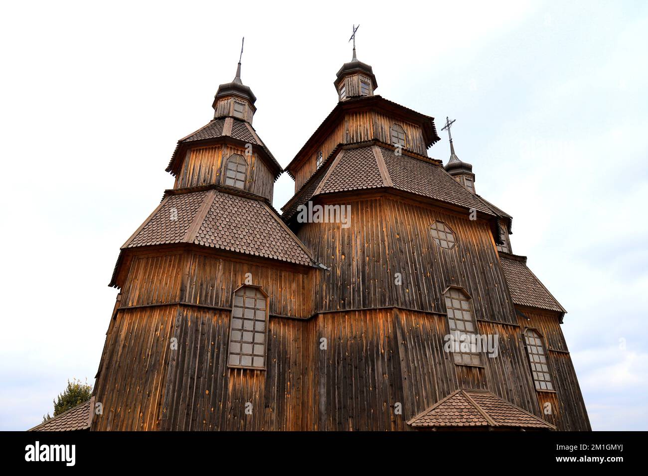 Île de Khortytsya, ville ukrainienne Zaporizhzhia, Ukraine, Fête des défenseurs. Ancienne église en bois d'époque de Zaporozhye Cosaques. Vue de drone Banque D'Images