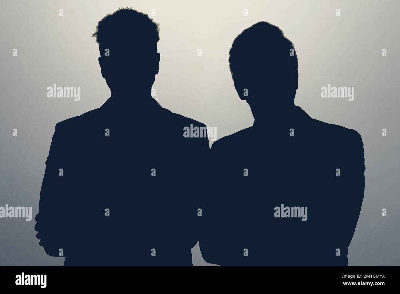 Deux hommes debout ensemble restant anonym cacher leur identité Banque D'Images