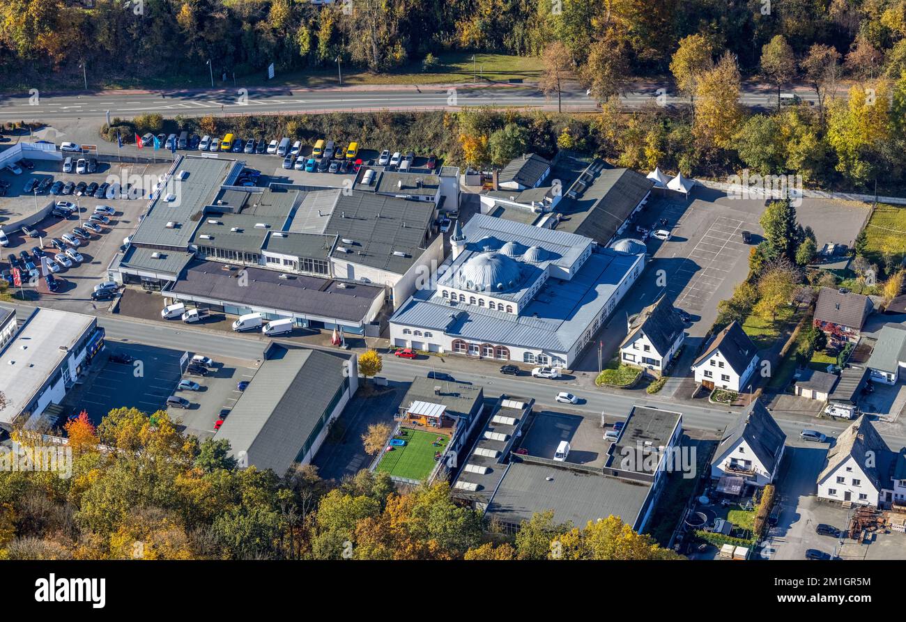 Vue aérienne, mosquée Fatih et concession de voitures Hoffmann dans la ville de Meschede à Meschede, pays aigre, Rhénanie-du-Nord-Westphalie, Allemagne, site de culte, DE, Euro Banque D'Images