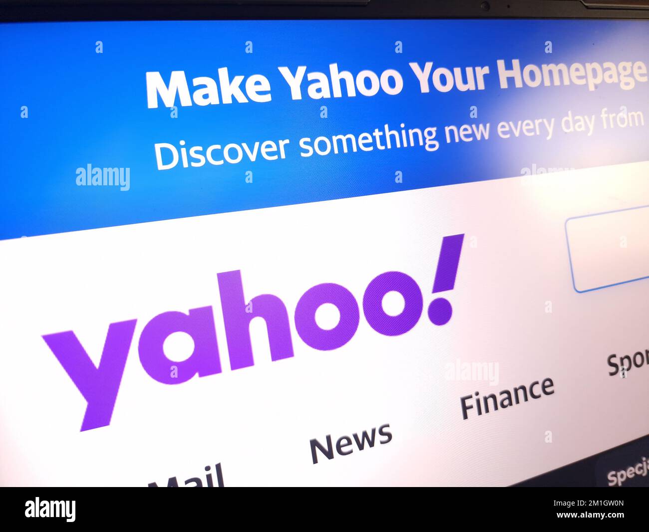 KONSKIE, POLOGNE - 12 décembre 2022: Site Yahoo affiché sur l'écran de l'ordinateur portable Banque D'Images