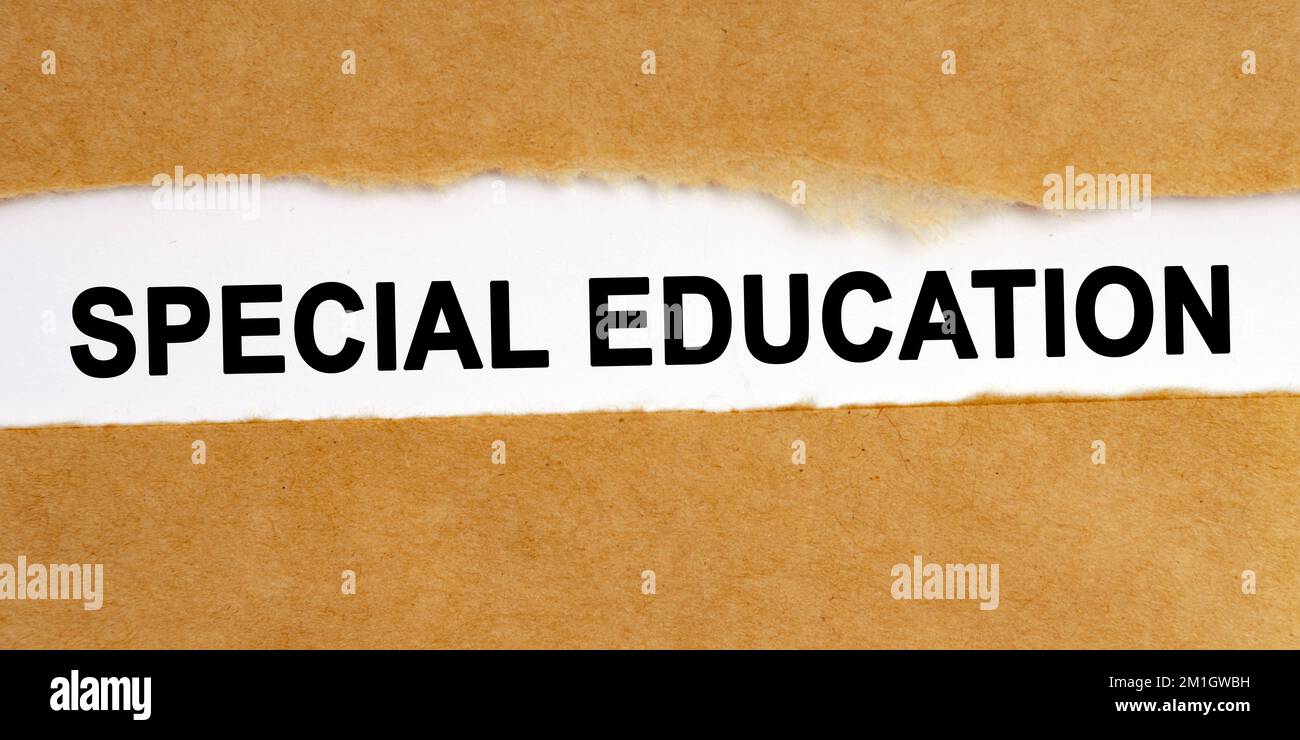 Concept d'éducation. Il y a un vide au milieu du papier artisanal, à l'intérieur duquel il y a une inscription sur fond blanc - éducation spéciale Banque D'Images