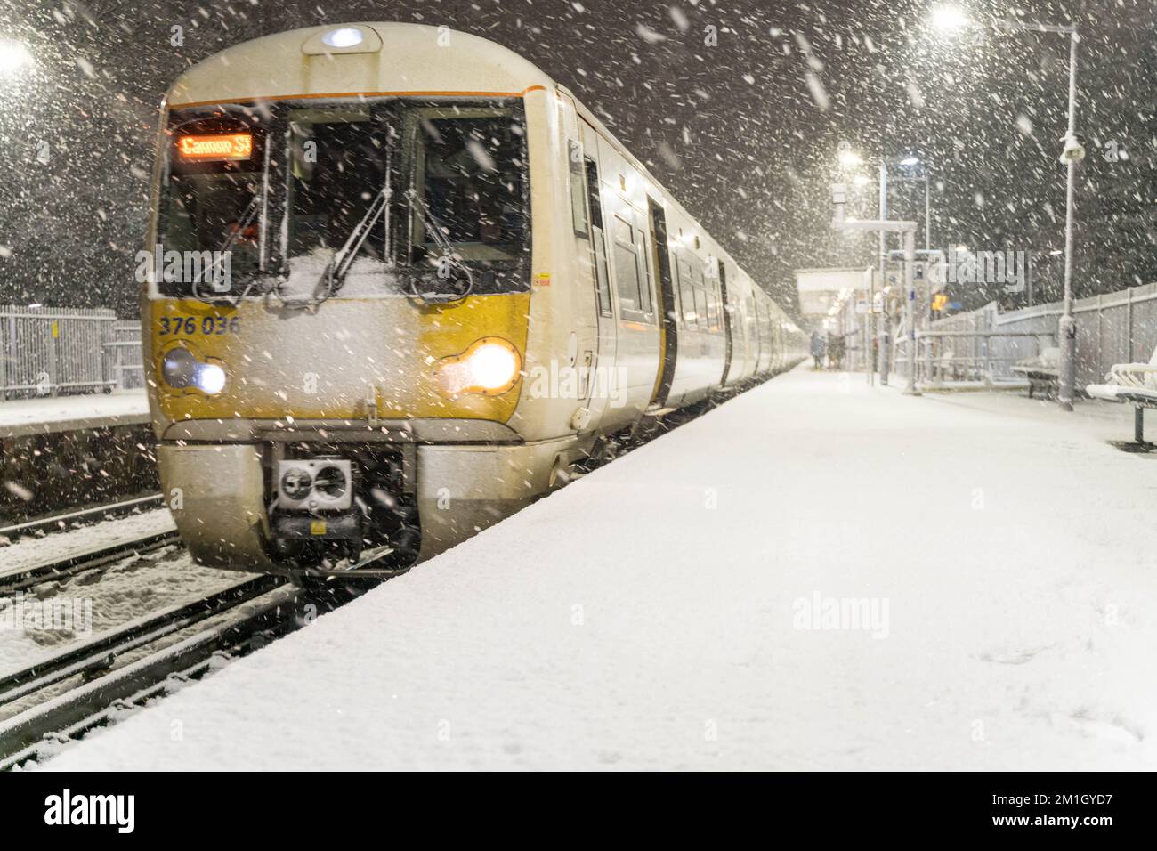 Train du sud-est tirant sur la plate-forme de la gare quand Artic Freeze a entraîné de fortes chutes de neige à Greenwich, dans le sud-est de Londres, en Angleterre Banque D'Images