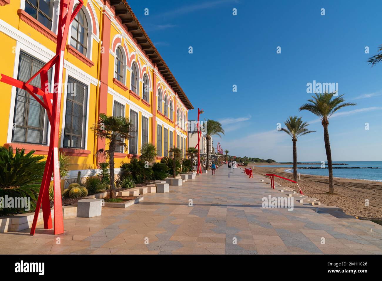 Promenade espagnole avec palmiers Vinaros Costa del Azahar Espagne Banque D'Images