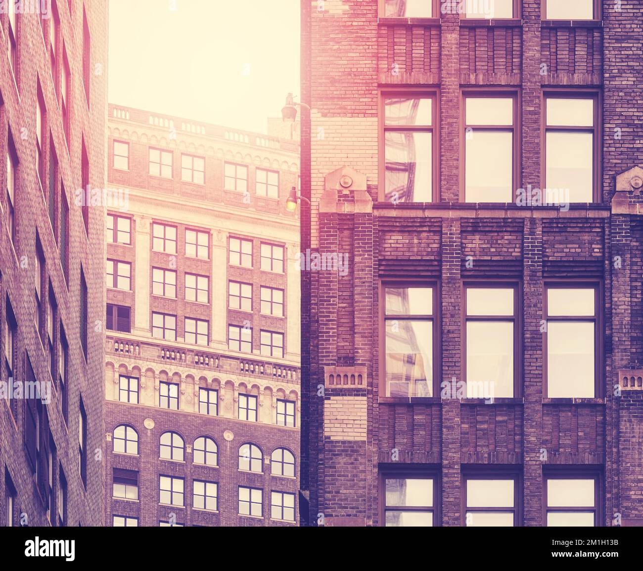 Façades de bâtiments anciens de New York, couleurs appliquées, États-Unis. Banque D'Images