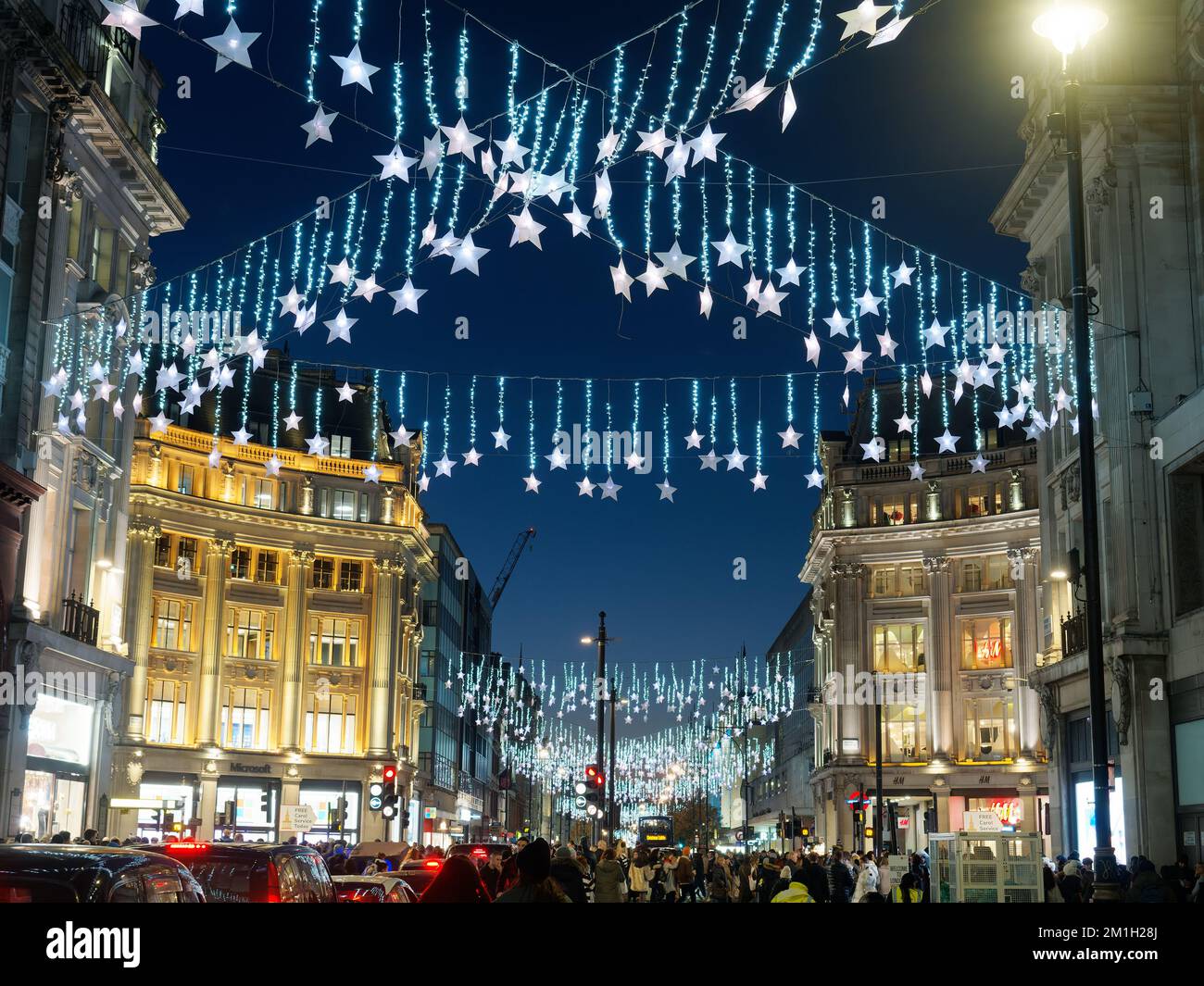Vue sur les lumières au-dessus d'Oxford Circus dans Oxford Street à Londres à Noël 2022 Banque D'Images