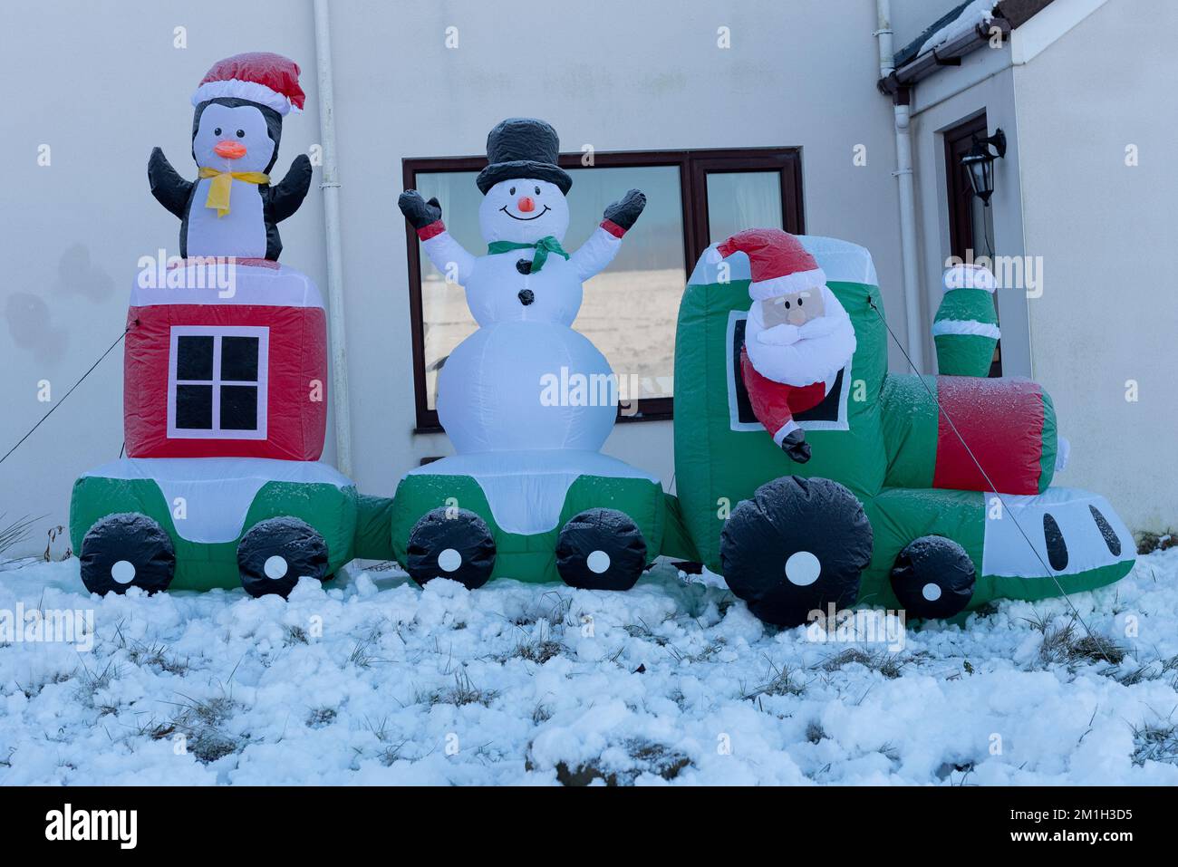 Prise dans Rossendale Lancashire ON11 décembre 2022. Soufflez le personnage de Noël de père dans un train avec un bonhomme de neige dans une calèche. neige au sol. Banque D'Images