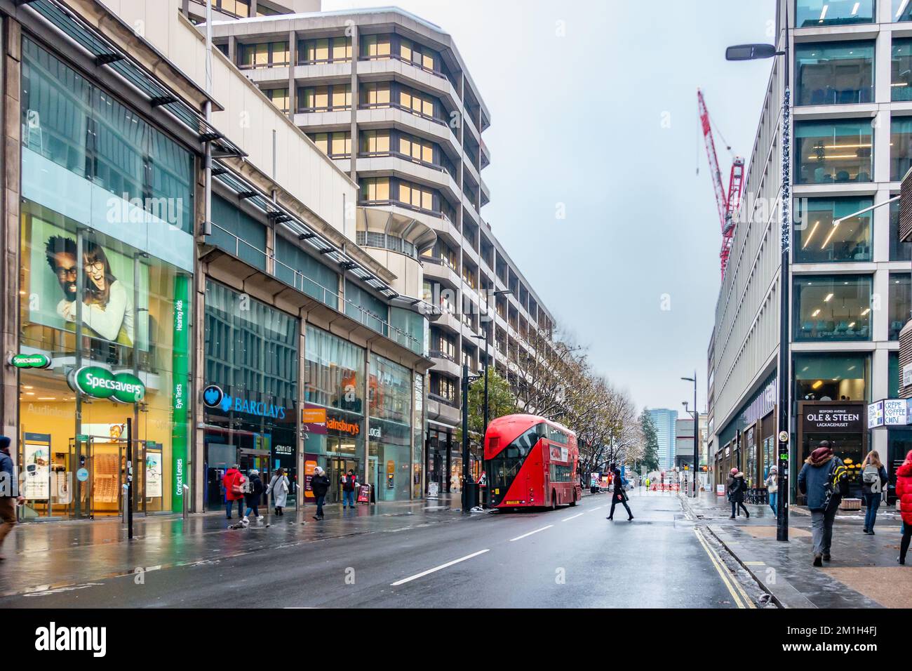 Vue sur Tottenham court Road à Londres, au Royaume-Uni, le matin d'un hiver humide en décembre. Banque D'Images