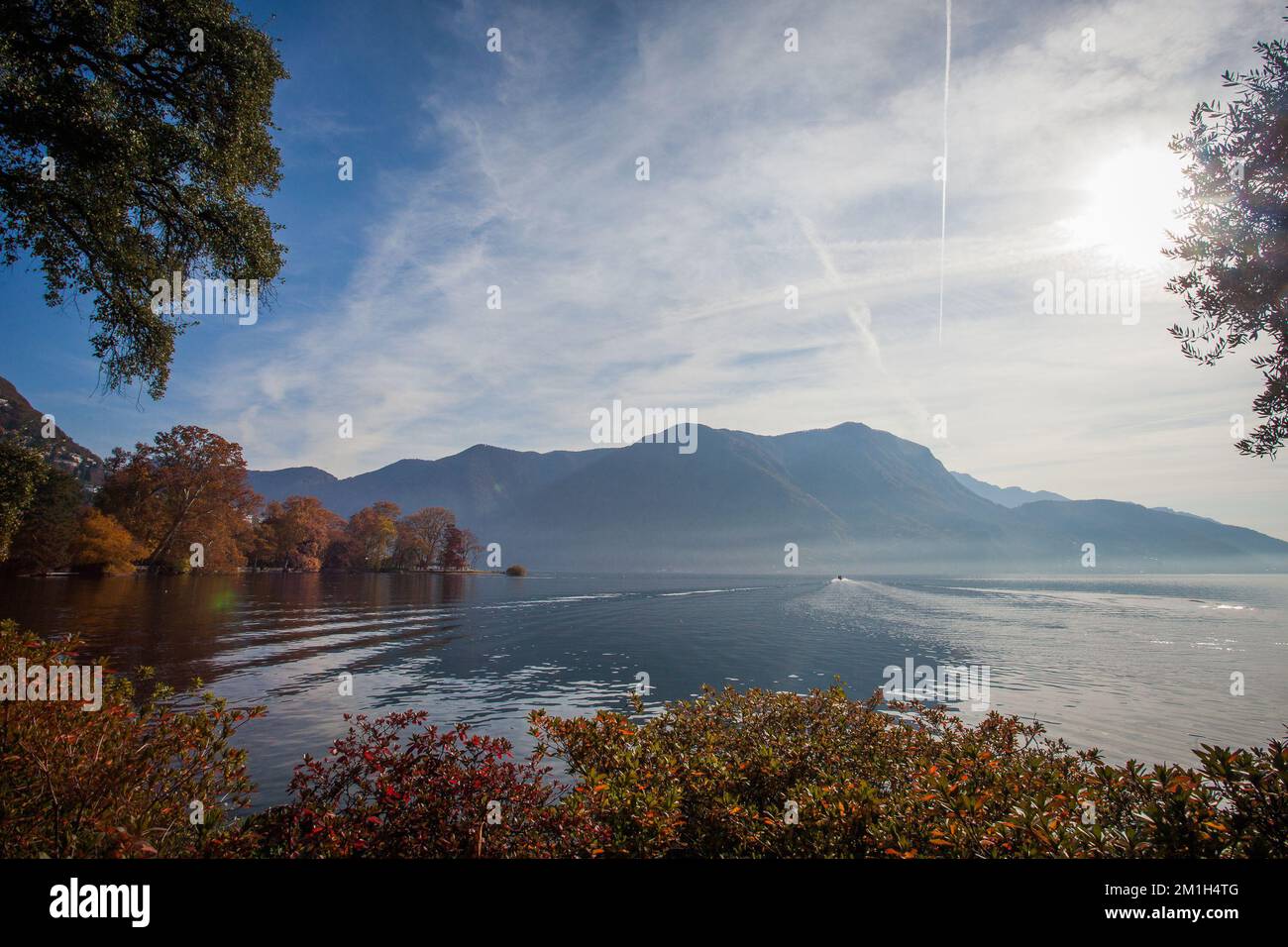 Panorama de la rive du lac de Lugano avec arbres d'automne, Suisse Banque D'Images