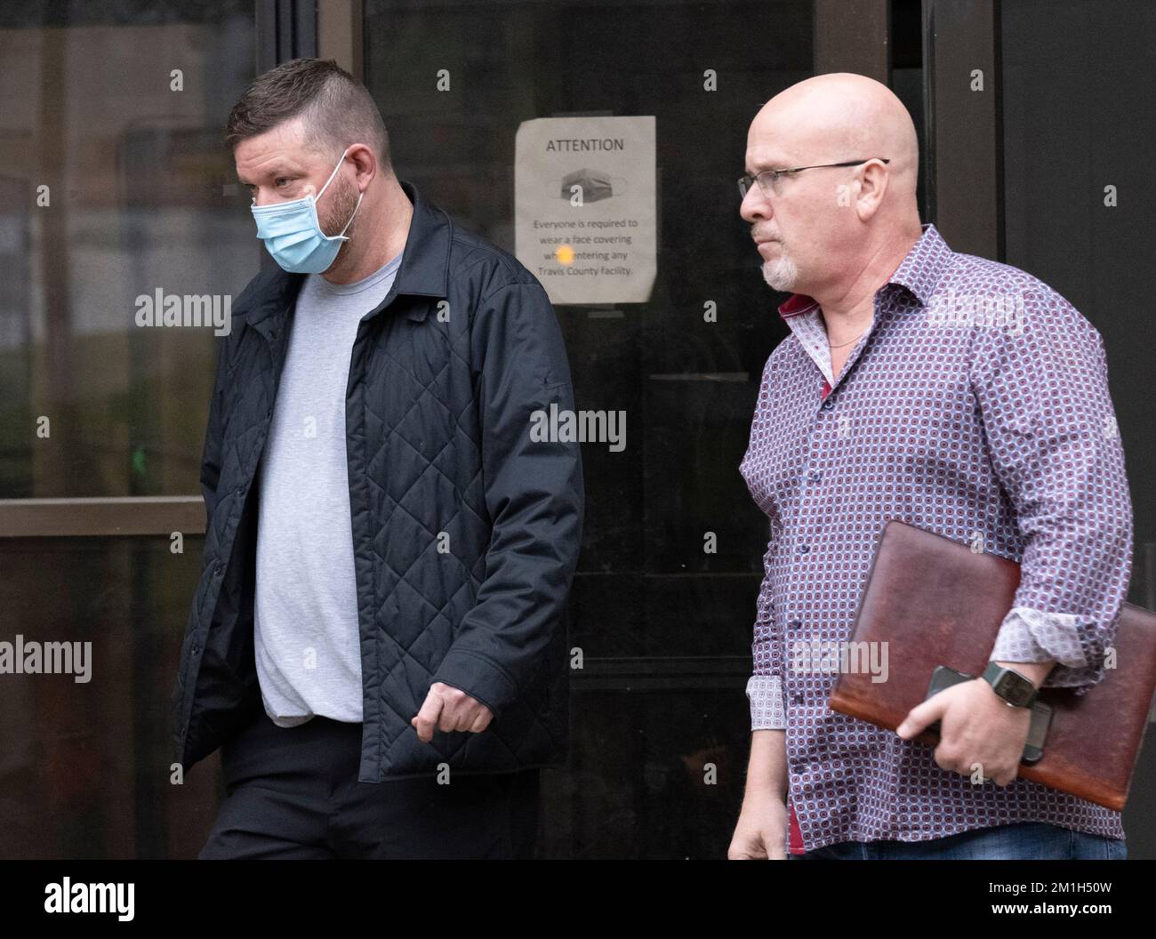 Chris BEARD, entraîneur de basket-ball masculin de l'Université du Texas (l) quitte la prison du comté de Travis avec l'avocat PERRY MINTON (r) après un blocage de 11 heures pour un incident de violence domestique de nuit à Austin. Le Texas, classé numéro 6 dans le pays, fait face au riz ce soir, 12 décembre 2022. Crédit : Bob Daemmrich/Alay Live News Banque D'Images