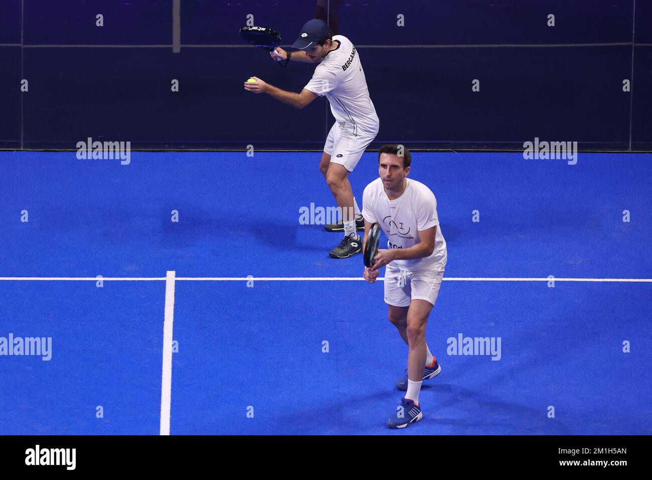 Milan, Italie. 10th décembre 2022. Italie, Milan, décembre 10 2022: Lucas Bergamini (BRA) premier service pendant L. Bergamini-V.R. Remedios contre F. Navarro-J. Tello, SF Milano Premier Padel P1 chez Allianz Cloud (photo de Fabrizio Andrea Bertani/Pacific Press/Sipa USA) crédit: SIPA USA/Alay Live News Banque D'Images