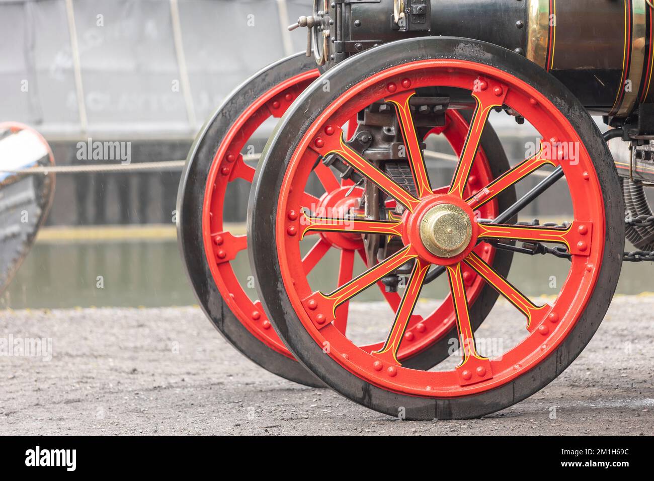 ancien moteur de traction avec roues rouges brillantes décatives Banque D'Images