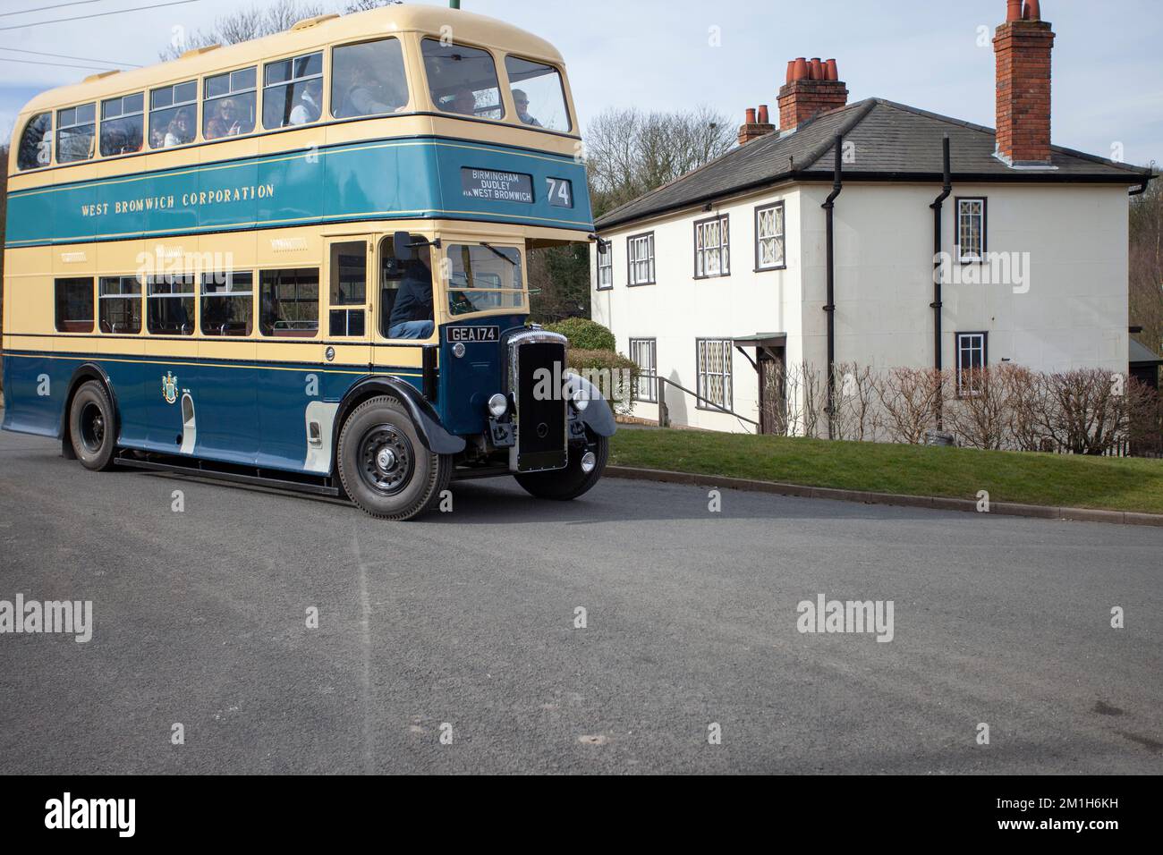 Dudley, West Midlands-royaume-uni autobus à impériale bleu et crème de 01 mai 2022 des années 1940 utilisé dans les West midlands avec des passagers Banque D'Images