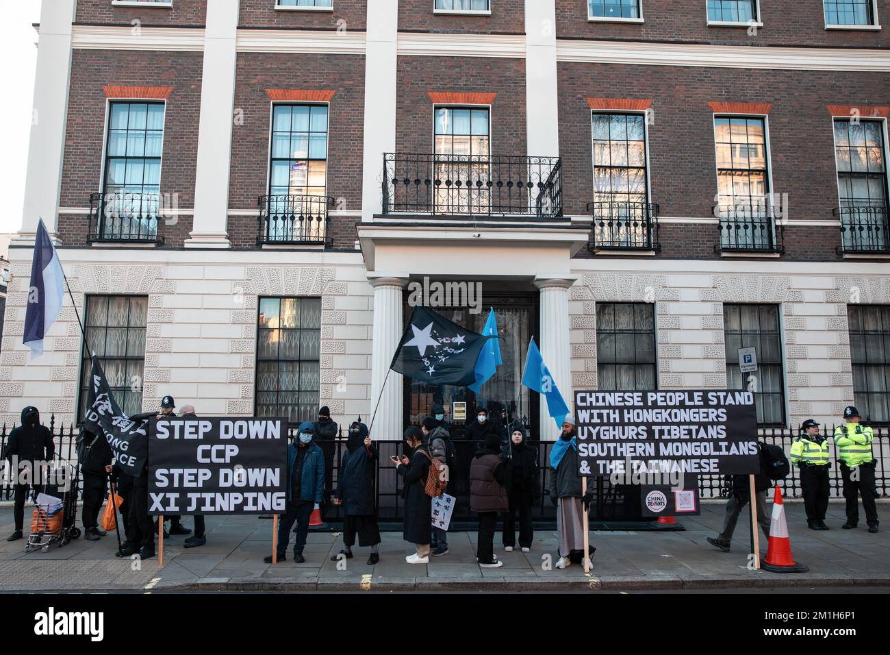 Londres, Royaume-Uni. 10th décembre 2022. Des militants des communautés tibétaines, ouïghoures et Hong Kong de Londres et des partisans protestent devant l'ambassade chinoise contre les violations continues des droits de l'homme par le gouvernement chinois. Les orateurs ont partagé leurs propres expériences et ont appelé le gouvernement britannique à prendre des mesures plus fortes contre le gouvernement chinois. Crédit : Mark Kerrison/Alamy Live News Banque D'Images