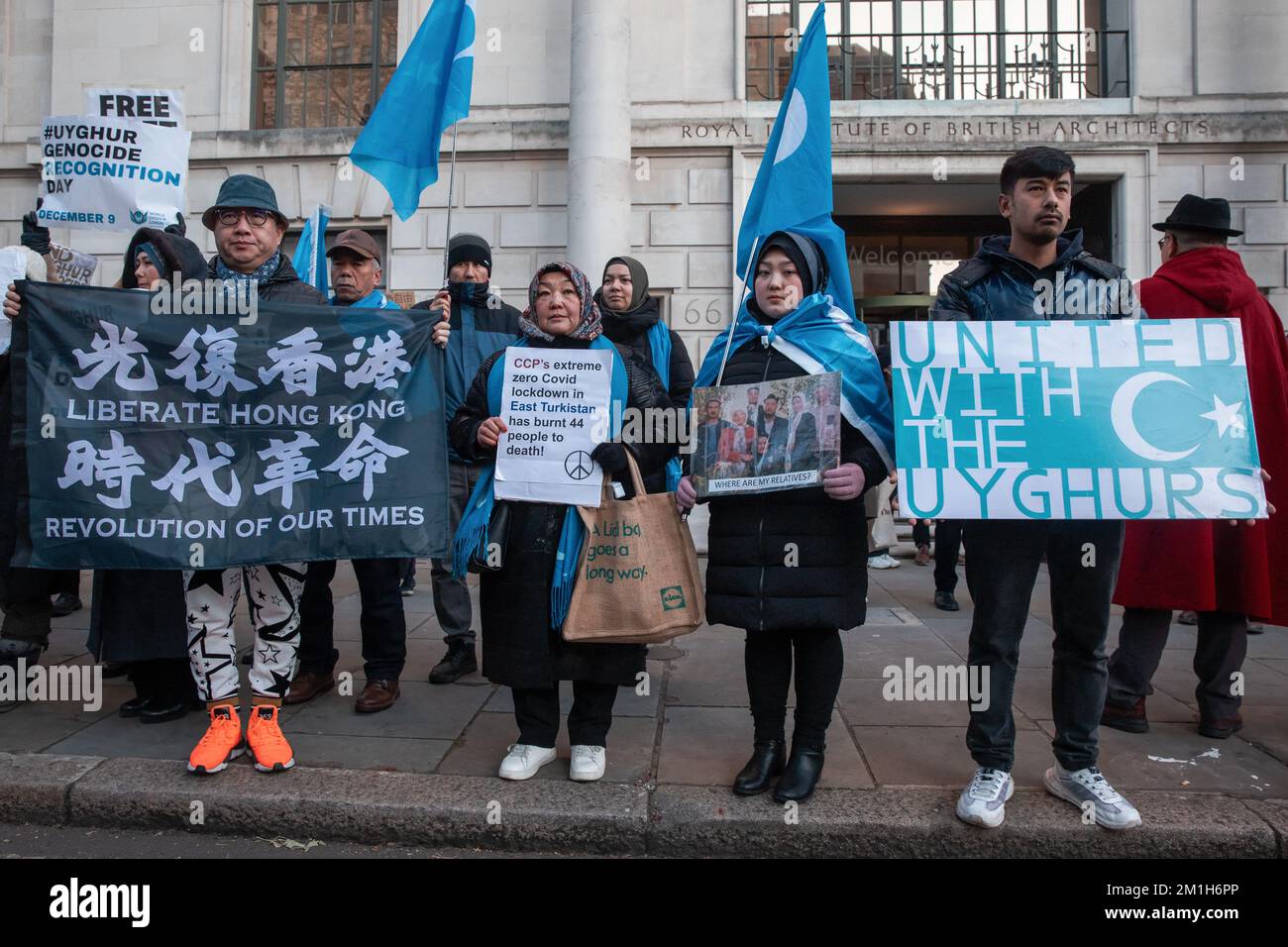 Londres, Royaume-Uni. 10th décembre 2022. Des militants des communautés londoniennes d'Uyghur et de Hong Kong, en face de l'ambassade chinoise, contre la poursuite des violations des droits de l'homme par le gouvernement chinois. Les orateurs ont partagé leurs propres expériences et ont appelé le gouvernement britannique à prendre des mesures plus fortes contre le gouvernement chinois. Crédit : Mark Kerrison/Alamy Live News Banque D'Images