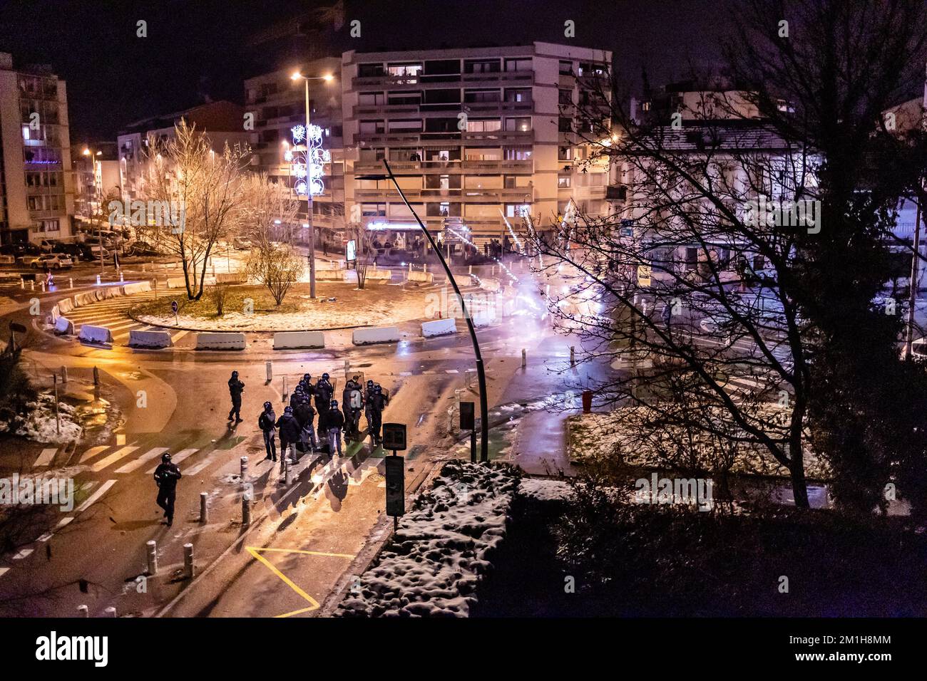 ANNEMASSE, FRANCE - 10 DÉCEMBRE 2022 : affrontement violent entre la police anti-émeute française et les supporters marocains de la coupe du monde célébrant la victoire 1-0 contre l'Espagne Banque D'Images