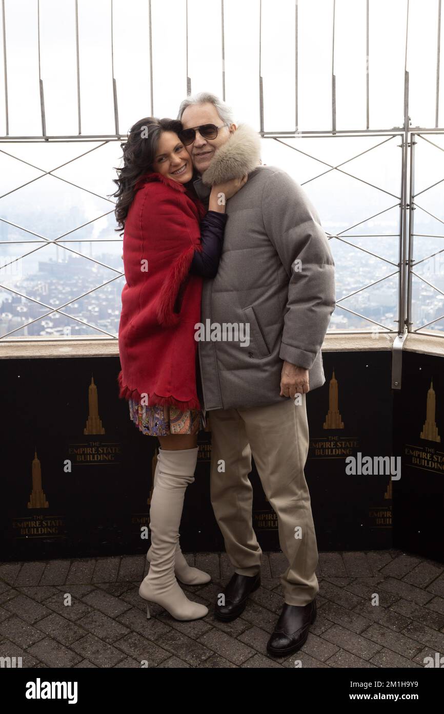 New York, Estados Unidos. 12th décembre 2022. Andrea Bocelli ténor, compositeur et producteur de musique italien accompagné de la femme Veronica Berti Bocelli et des enfants Virginia Bocelli, Matteo Bocelli visite l'Empire State Building à New York. 12 décembre 2022 (PhotoVanessa Carvalho) Credit: Brésil photo Press/Alamy Live News Banque D'Images