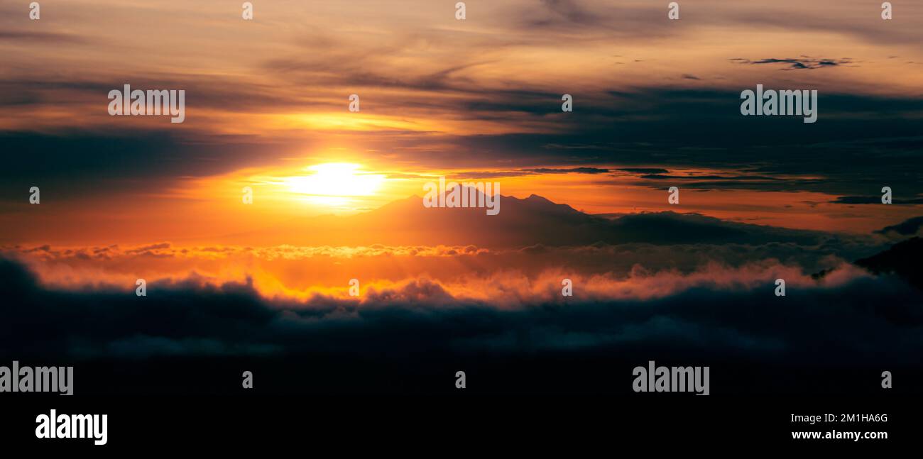 Lever de soleil sur montagne Banque D'Images