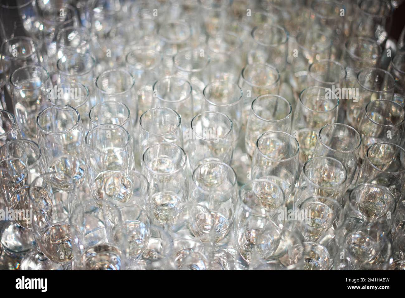 Image couleur de nombreux verres à vin vides sur une table. Banque D'Images