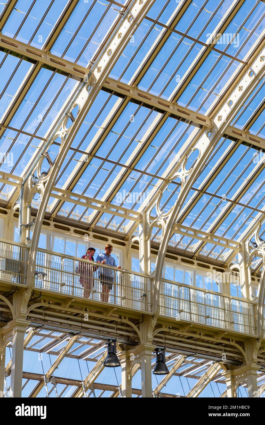 Fer à repasser et un toit en verre et la mezzanine chemins d'être rénové et rouvert Europe House à Kew Gardens, London, UK Banque D'Images