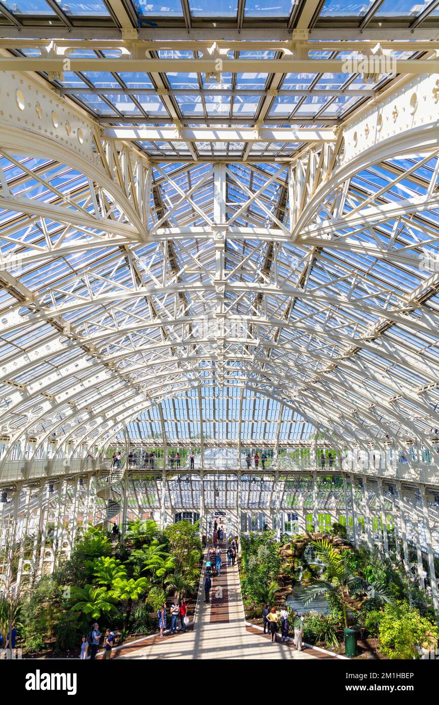 Fer à repasser et un toit en verre et la mezzanine chemins d'être rénové et rouvert Europe House à Kew Gardens, London, UK Banque D'Images