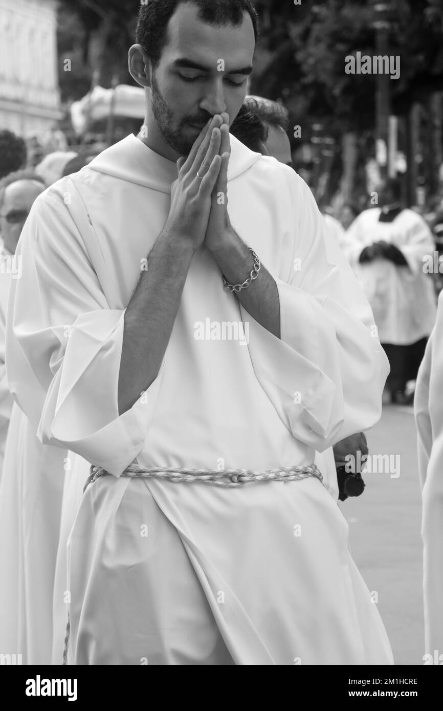 Salvador, Bahia, Brésil - 25 mai 2016 : un jeune prêtre prie pendant la procession du Corpus Christ à Salvador, Bahia. Banque D'Images