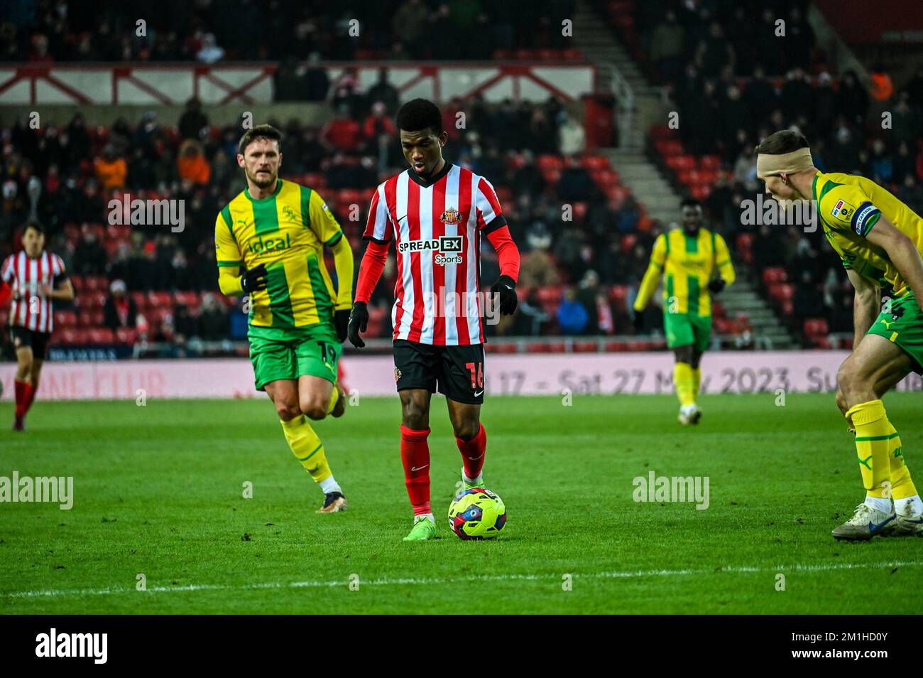 Amad Diallo, de l'AFC Sunderland, prend la défense de West Bromwich Albion au championnat EFL. Banque D'Images