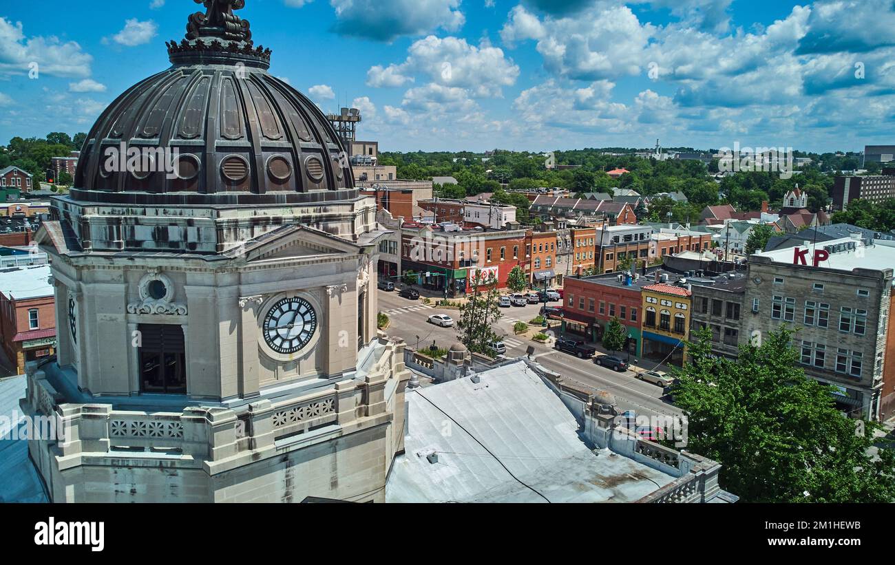 À proximité du palais de justice de Bloomington, Indiana, horloge avec le centre-ville en arrière-plan Banque D'Images