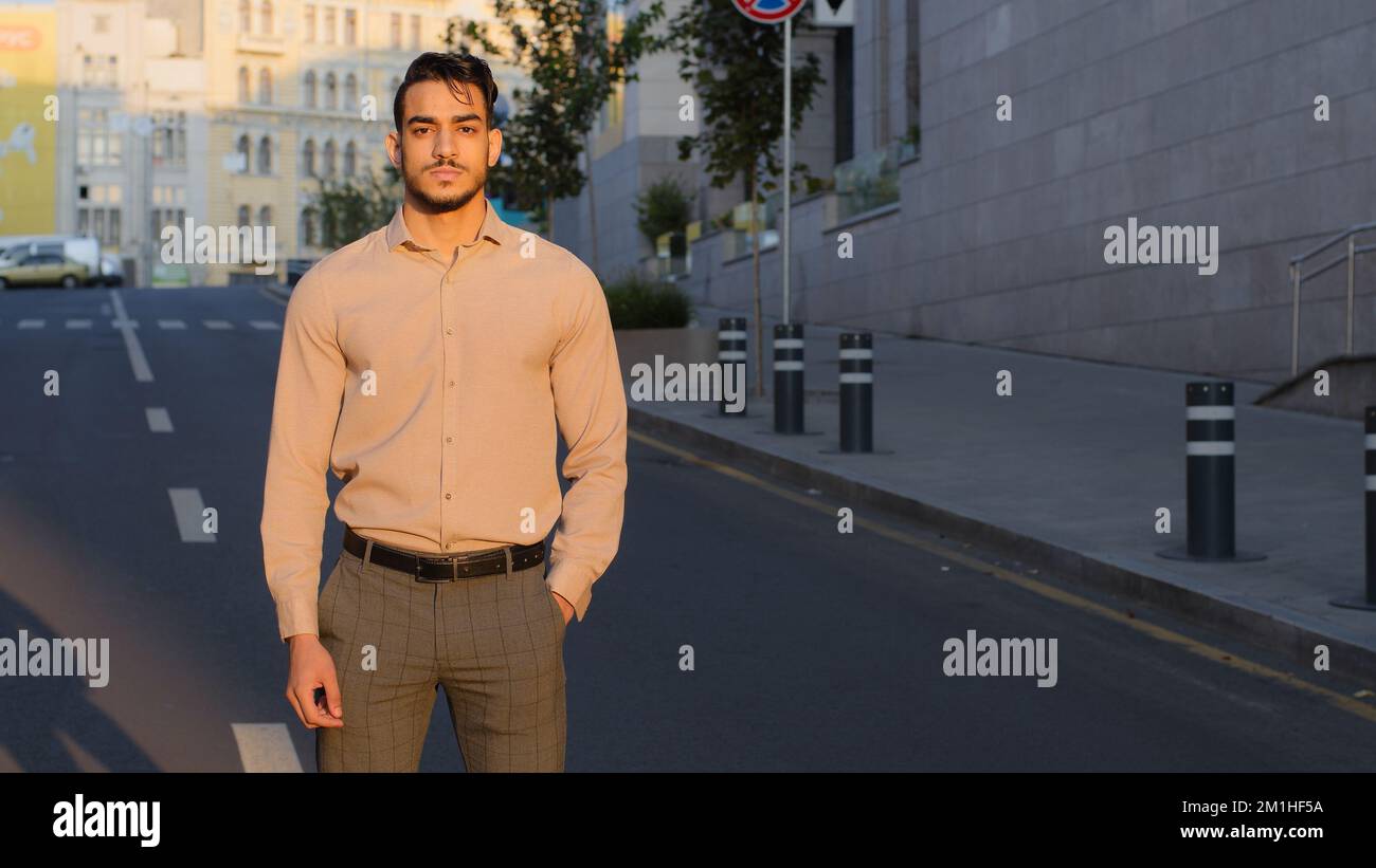 Hispanique beau jeune homme d'affaires arabe barbu Manager travailleur patron dirigeant Guy entrepreneur dans des vêtements formels stands dans ville rue fond pos Banque D'Images