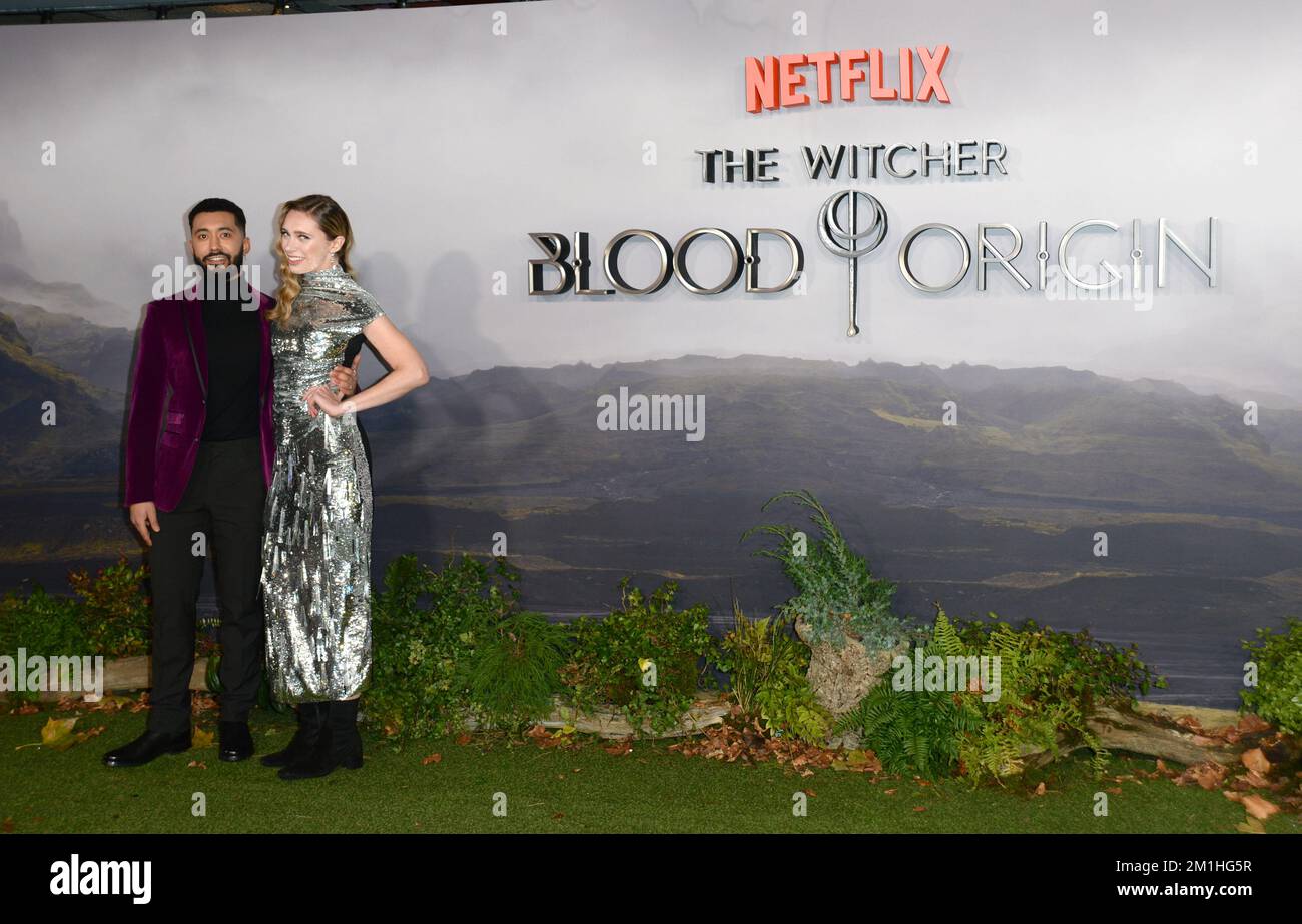 La photo doit être créditée ©Alpha Press 078237 12/12/2022 Zach Wyatt et Lizzie Annis The Witcher Blood Origin Premiere à Londres Banque D'Images