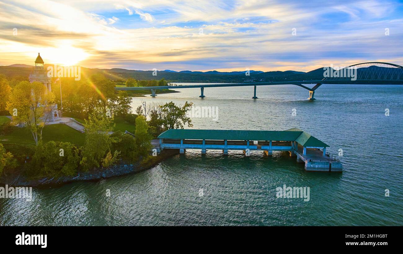 Tour et quais avec pont reliant New York au Vermont et coucher de soleil derrière les montagnes Banque D'Images