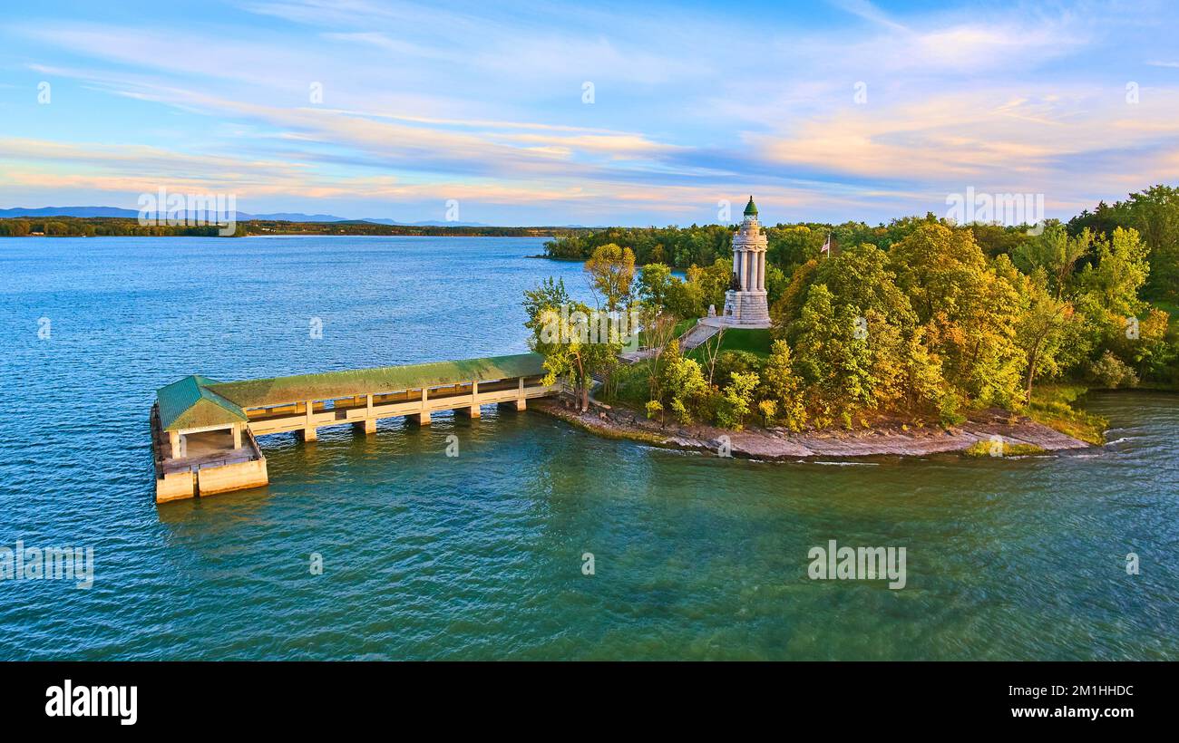 La côte d'automne est aérienne à côté d'un grand quai et d'une tour de phare en ciment Banque D'Images