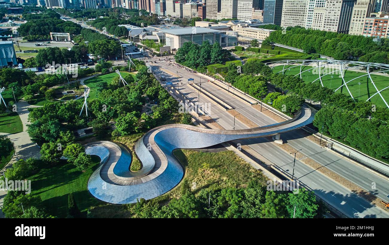 Vue sur le pont piétonnier dans l'emblématique Millennium Park de Chicago Banque D'Images