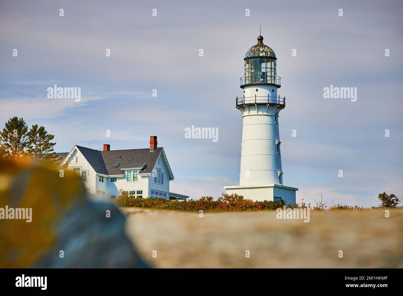 Vue sur les rochers de la grande maison blanche et du phare par temps nuageux Banque D'Images