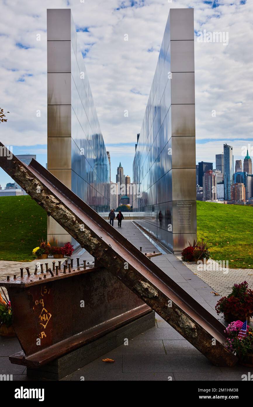 Pièce de poutre en acier écrasée de 9 11 Twin Towers au New Jersey Memorial surplombant la ville de New York Banque D'Images