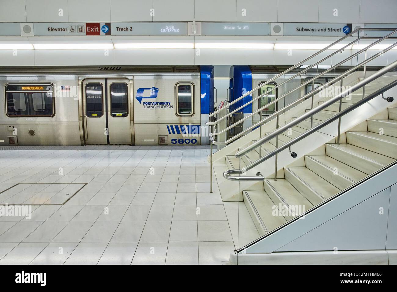 Le train transhudsonien de l'Administration portuaire à New York City terminal blanc propre avec des escaliers blancs allant jusqu'à la sortie WTC Banque D'Images