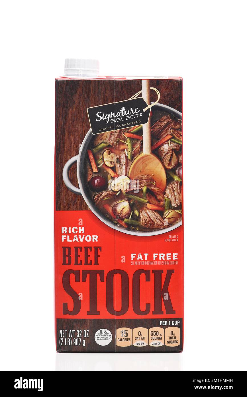 IRVINE, CALIFORNIE - 12 décembre 2022 : emballage de 32 onces de bouillon de bœuf Signature Select Banque D'Images