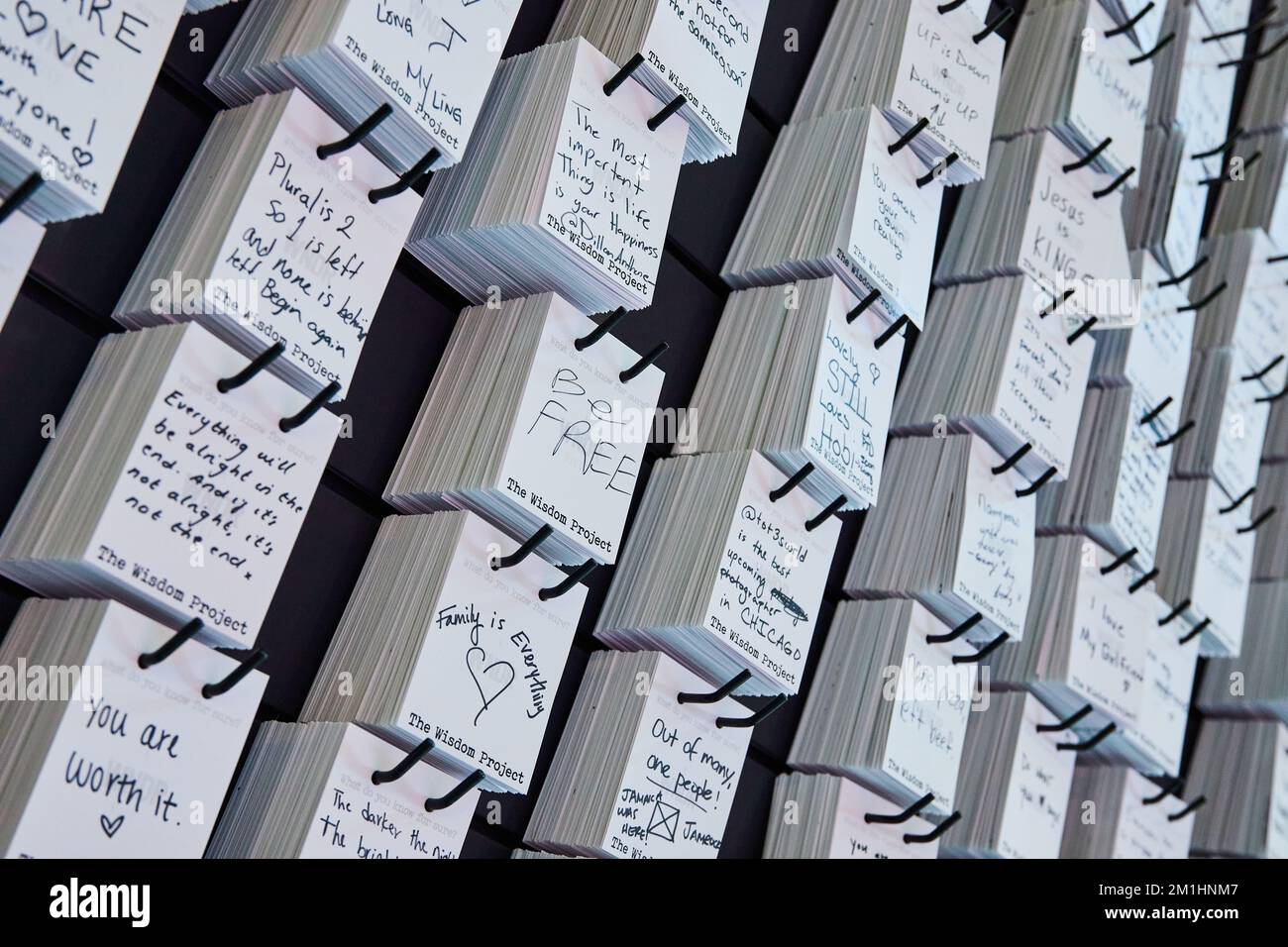 Mur de notes manuscrites avec des messages d'inspiration au sens de la vie Banque D'Images