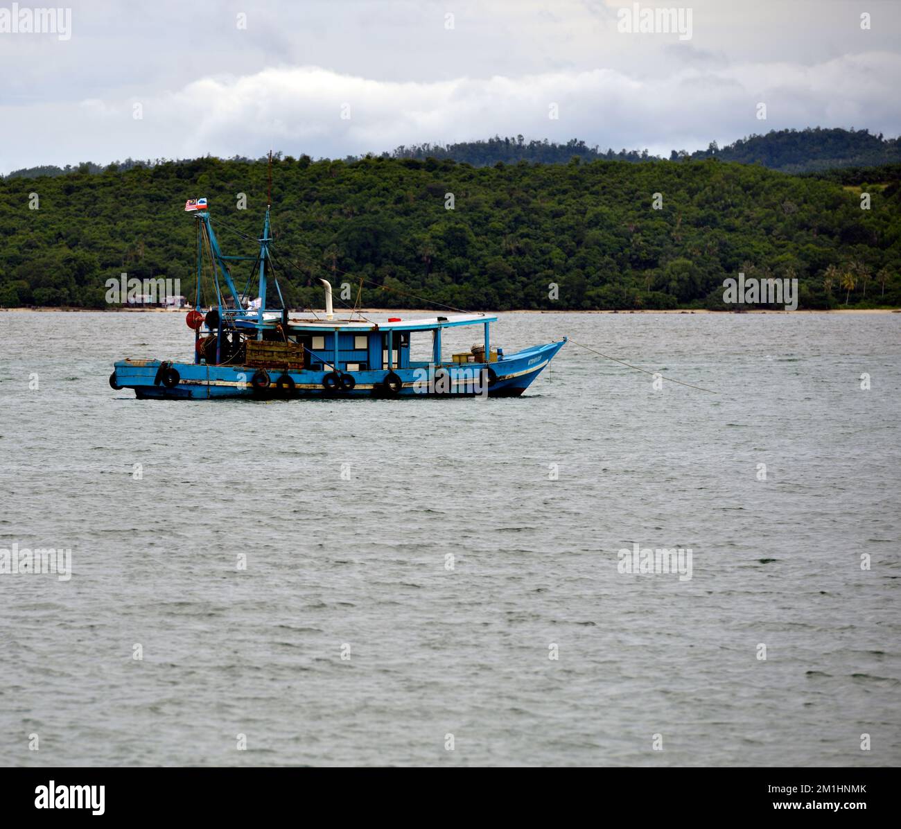 Un bateau de pêche exploité par le peuple indigène Rungus dans le port de Kudat sur la mer de Sulu. Sabah, Bornéo, Malaisie. Banque D'Images