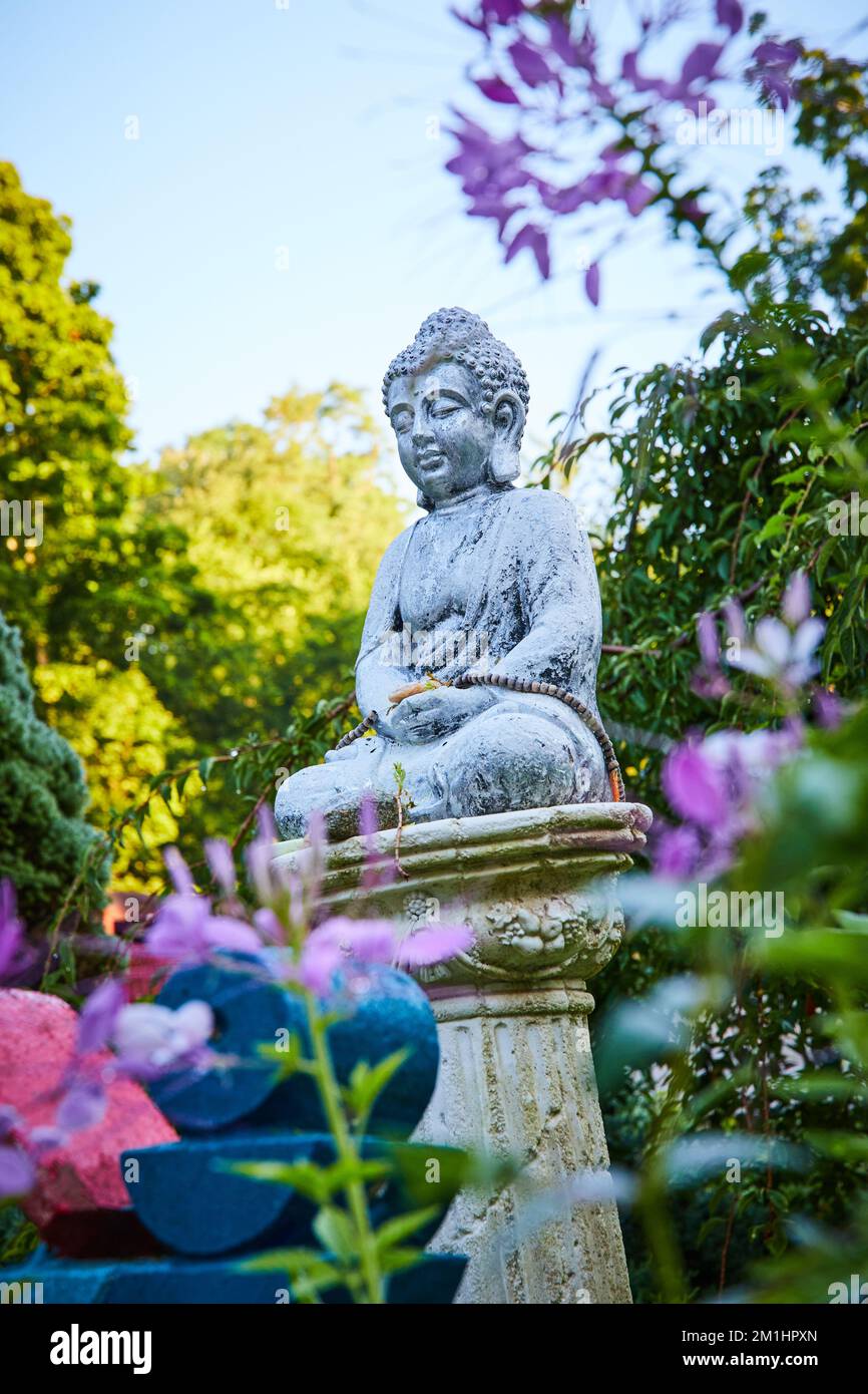 Sanctuaire à Bouddha avec petite statue dans les jardins Banque D'Images