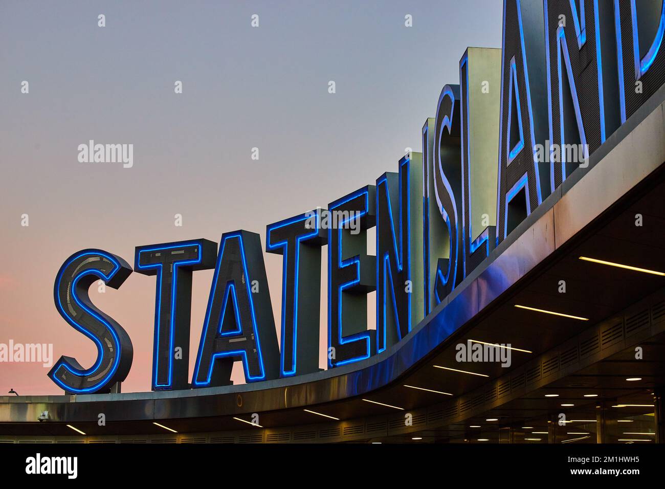 Détail du grand panneau de Staten Island au coucher du soleil avec contour bleu de la lumière de néon de l'angle Banque D'Images