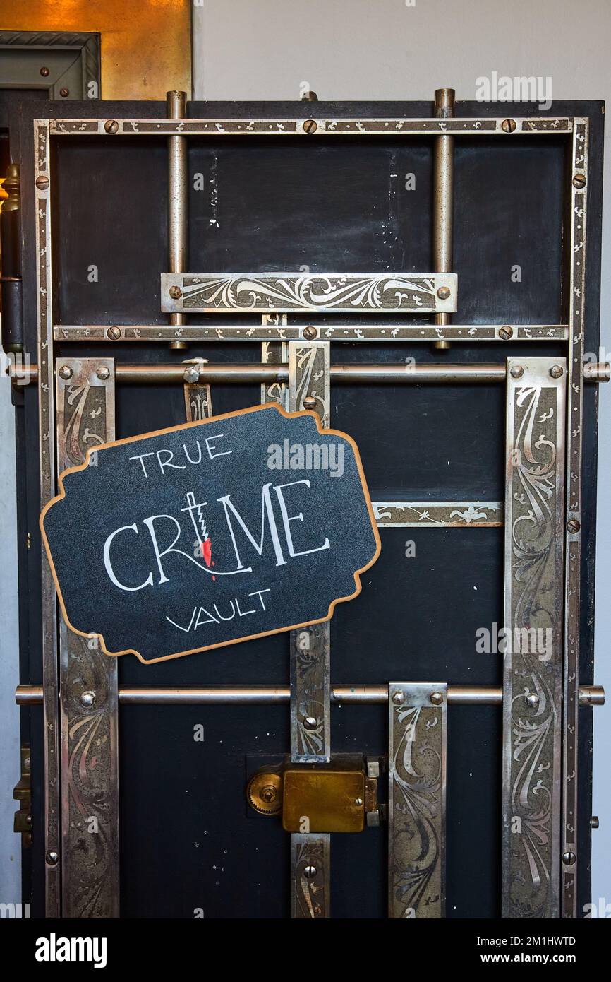 Le coffre-fort de banque est maintenant réaffecté dans la librairie pour les romans de crime vrai Banque D'Images