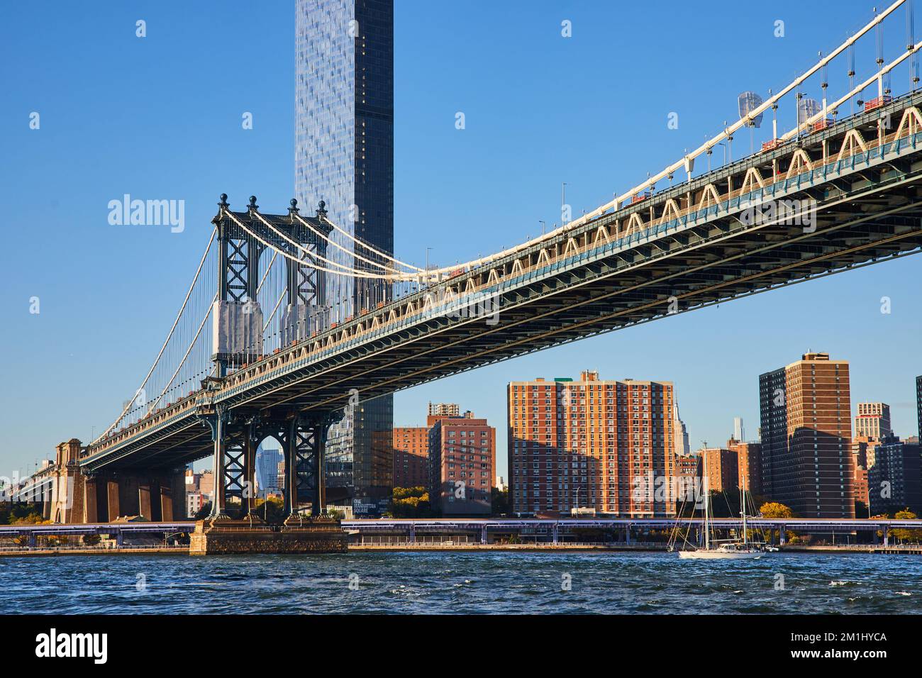 New York City célèbre Manhattan Bridge de Brooklyn en regardant la ville avec le bateau Banque D'Images