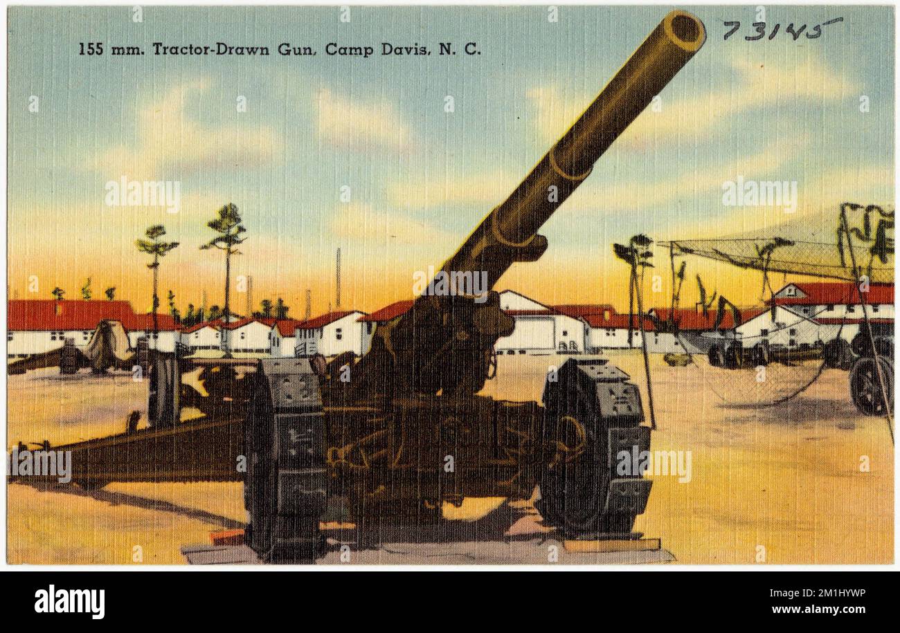 155 mm. Fusil tiré par tracteur, Camp Davis, N. C. , installations militaires, Collection des frères Tichnor, Cartes postales des États-Unis Banque D'Images