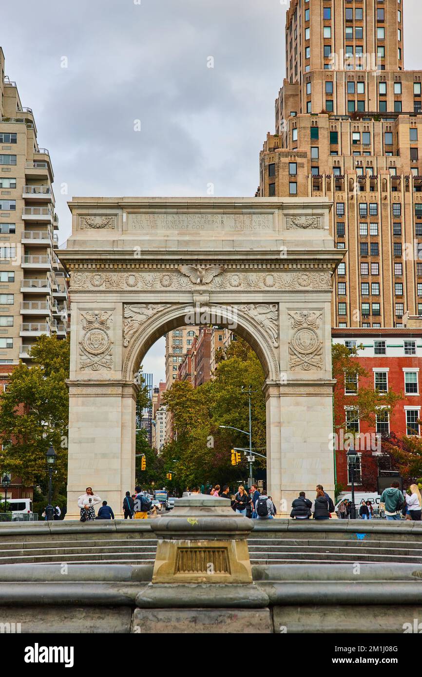 Arc de Washington Square Park à New York, vue sur la rue avec les touristes Banque D'Images