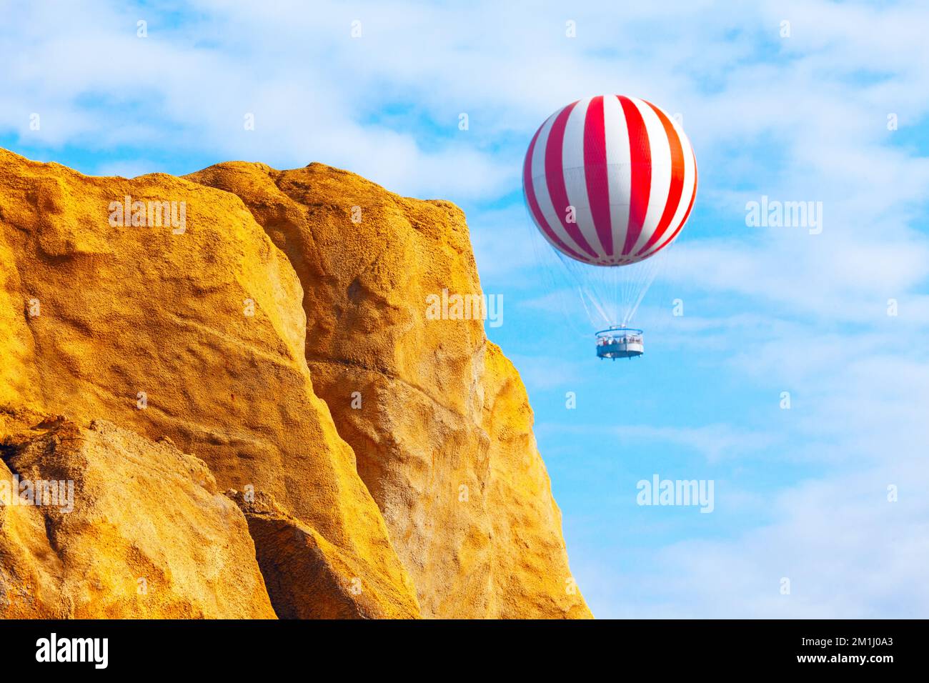 Ballon d'air chaud volant sur les montagnes . Voyagez en avion Banque D'Images