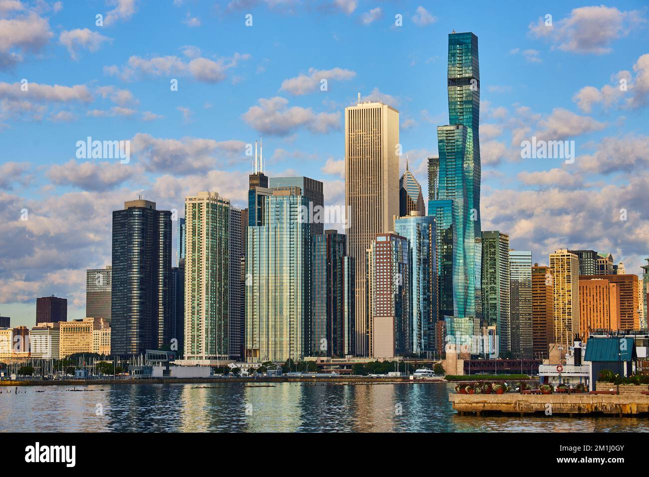 Vue sur la ville depuis le lac de Chicago, de grands bâtiments Banque D'Images