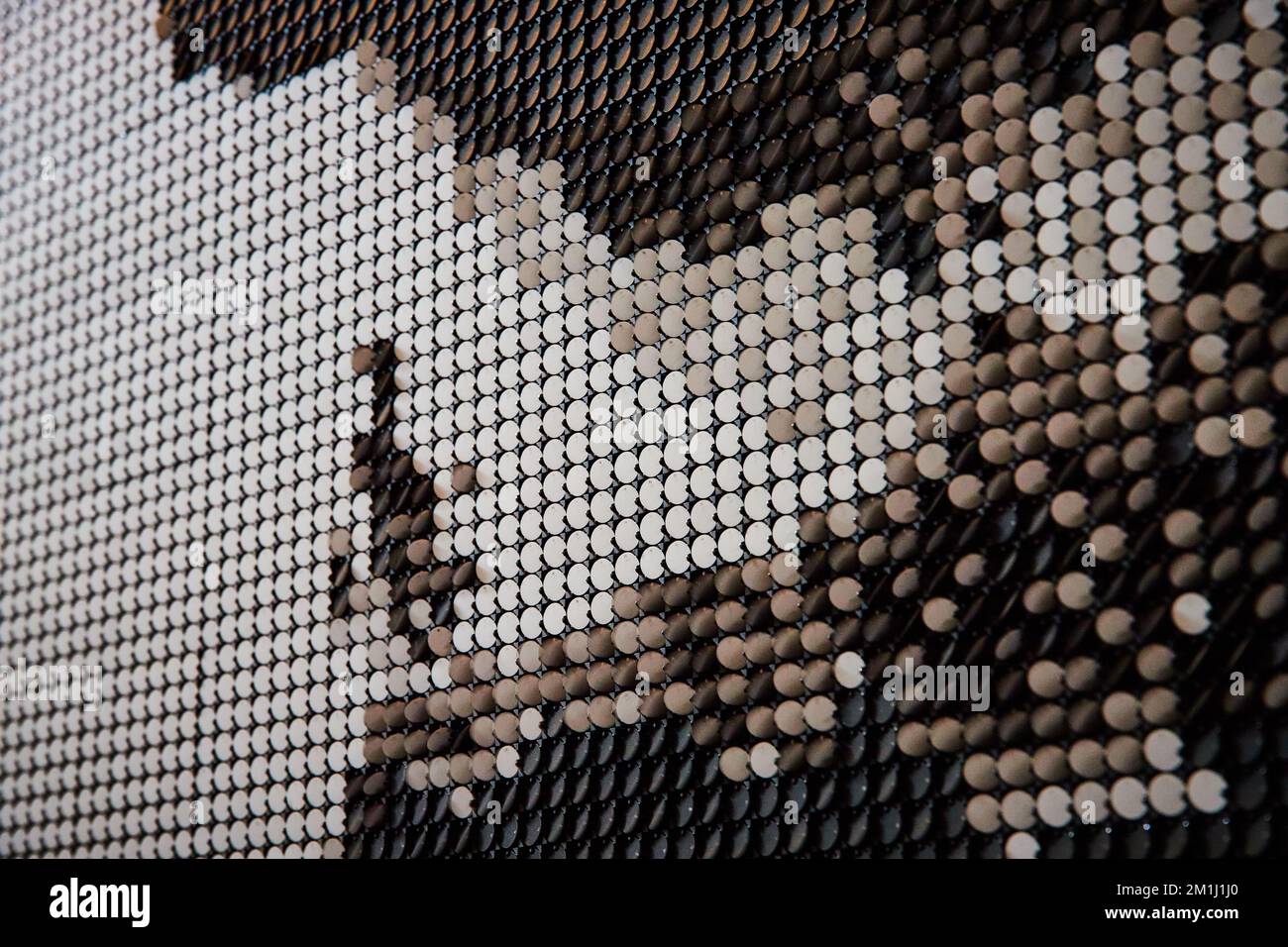 Le mur des pièces de retournement blanches et noires est brouillé de façon abstraite Banque D'Images