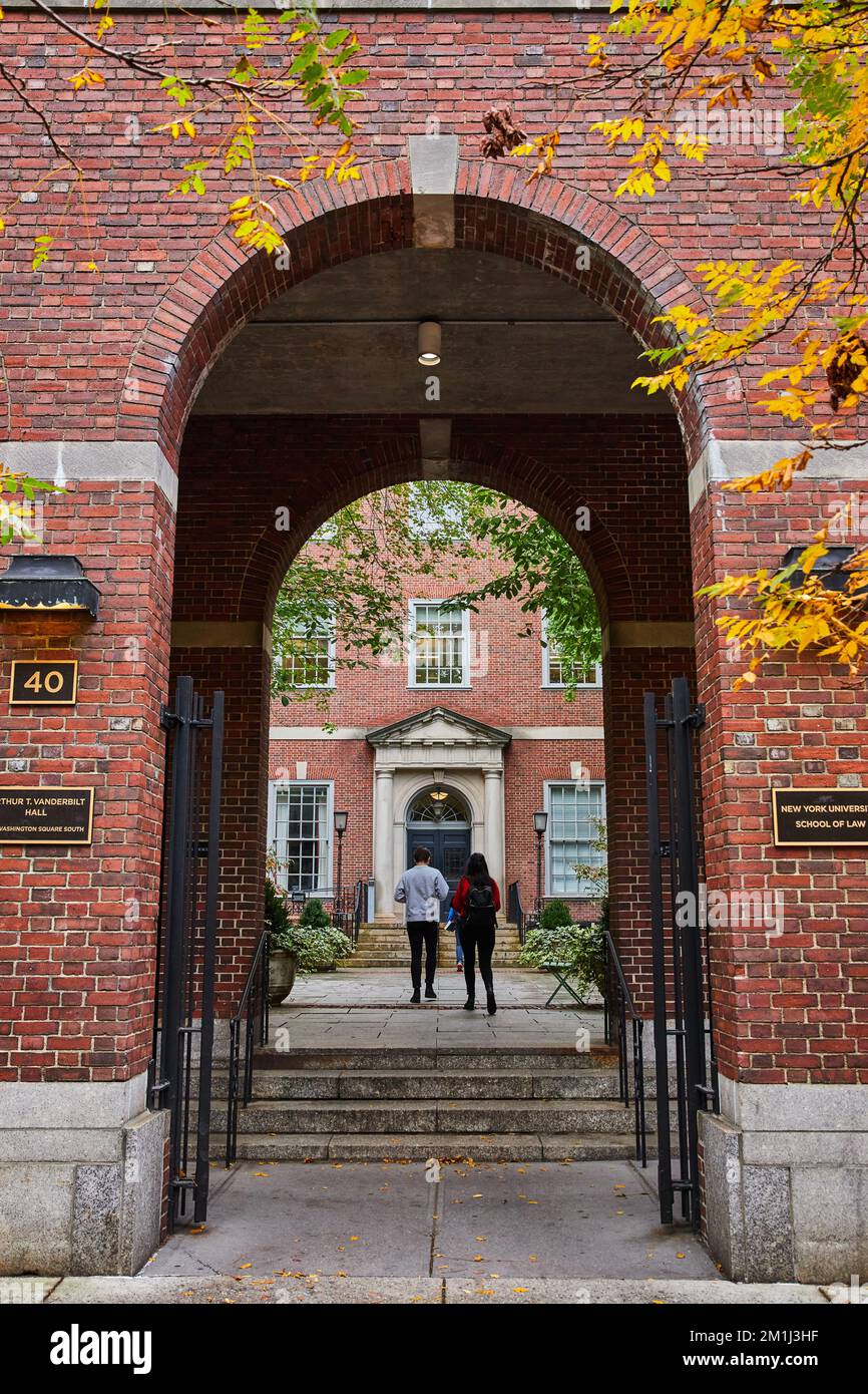 Arche en brique menant au campus de droit de New York avec des étudiants Banque D'Images